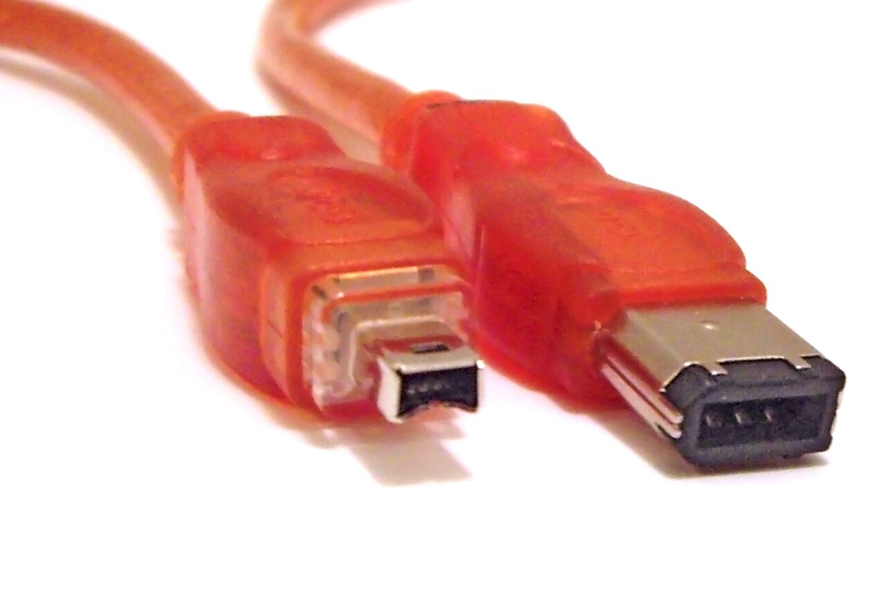 Conectores FireWire de cuatro y seis pines