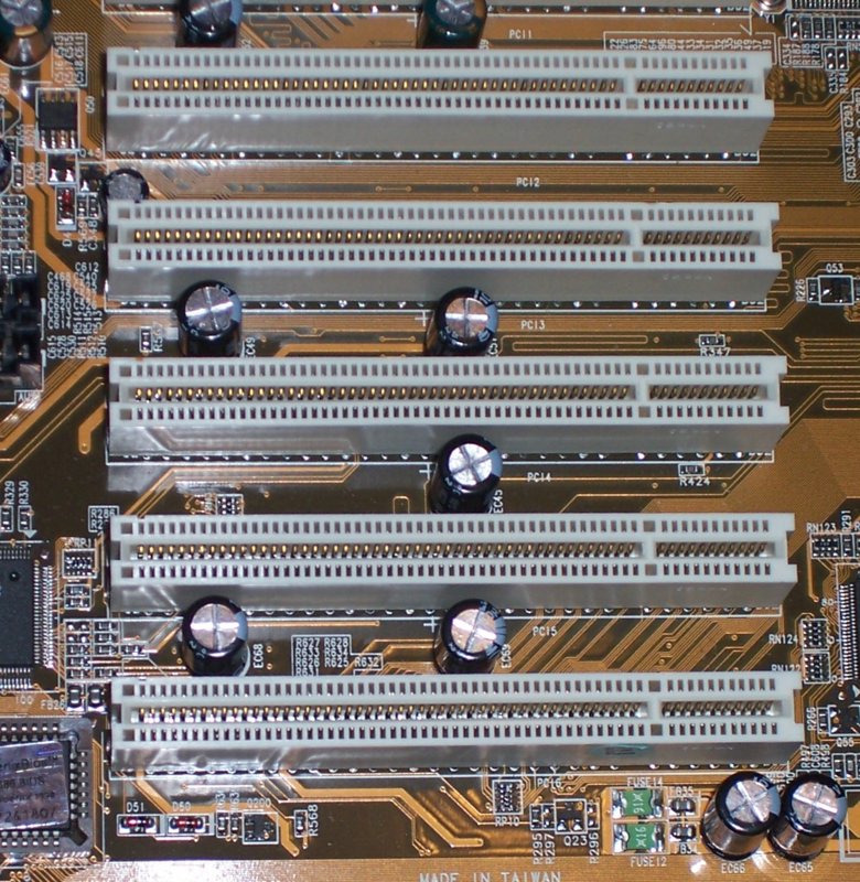 Ranuras PCI blancas en una placa base