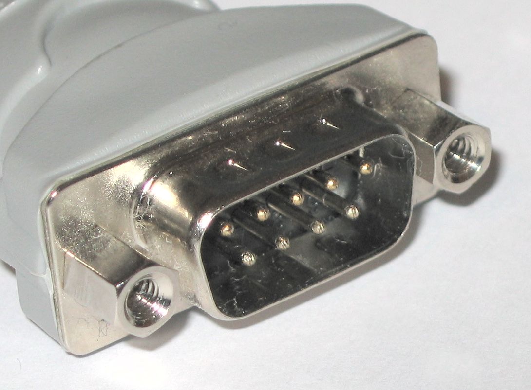 Conector serial DE-9 usado comúnmente con RS-232